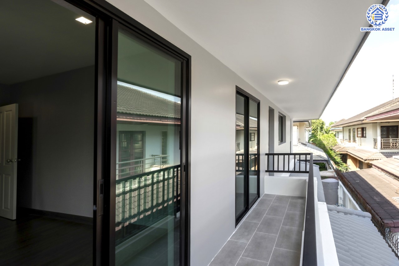 คฤหาสน์มือสองตกแต่งใหม่ โครงการ อักษรา พุทธมณฑลสาย3-บรมราชชนนี ตกแต่งหรูหรา เนื้อที่ 147 ตร.ว. พื้นที่ใช้สอยมากถึง 455 ตร.ม.!! ฟังก์ชันจัดเต็ม 4 ห้องนอนขนาดใหญ่ 5 ห้องน้ำ 1 ห้องแม่บ้าน จอดรถได้ 2 คัน พร้อมพื้นที่สนามหญ้าด้านข้างกว้างถึง 240 ตร.ม. บนทำเลเชื่อมต่อหลายเส้นทาง ใกล้เซ็นทรัลศาลายา, ม.มหิดล ทางคู่ขนานลอยฟ้าบรมราชชนนี และรายล้อมด้วยสิ่งอำนวยความสะดวกครบ!